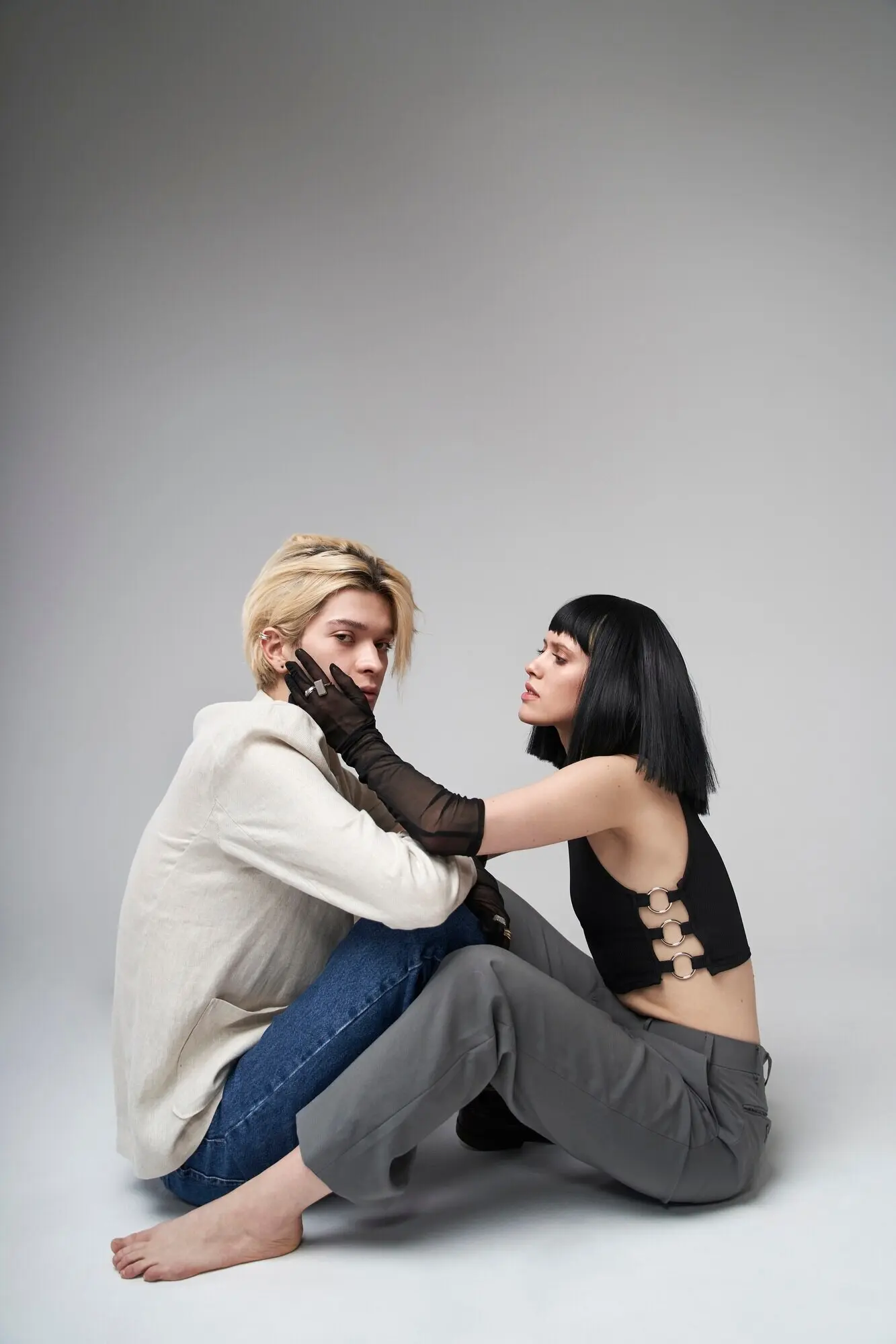 Ganzkörperaufnahme eines Mannes und einer Frau, die gemeinsam posieren.