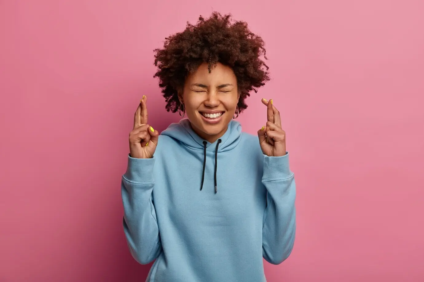 Nahaufnahme einer schönen jungen Frau, isoliert.