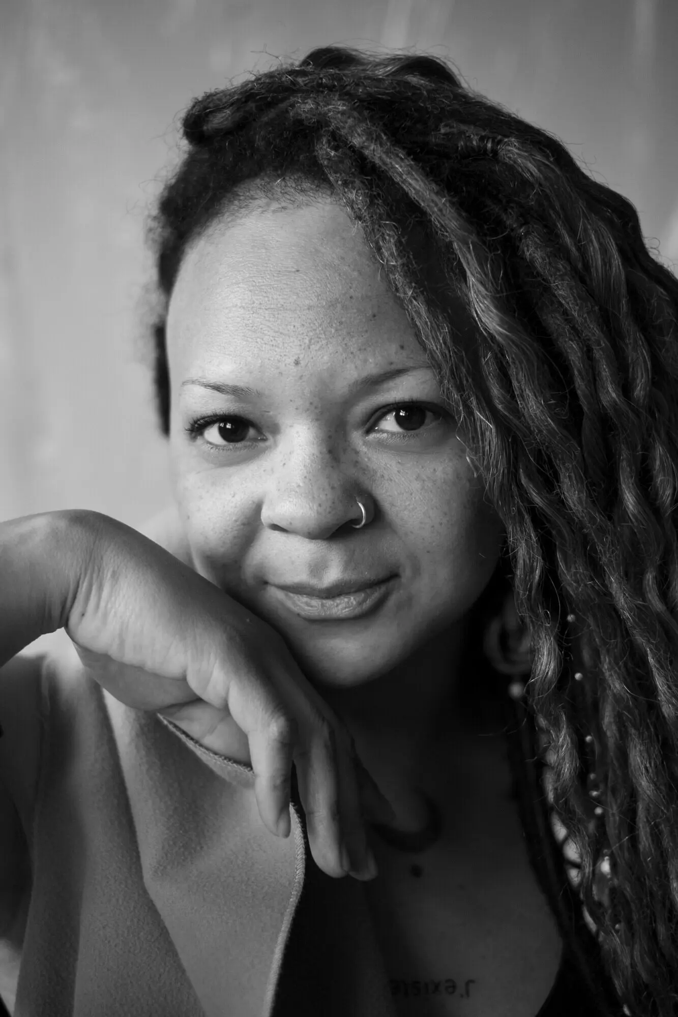 Von oben aufgenommene authentische Frau mit Nasenring.