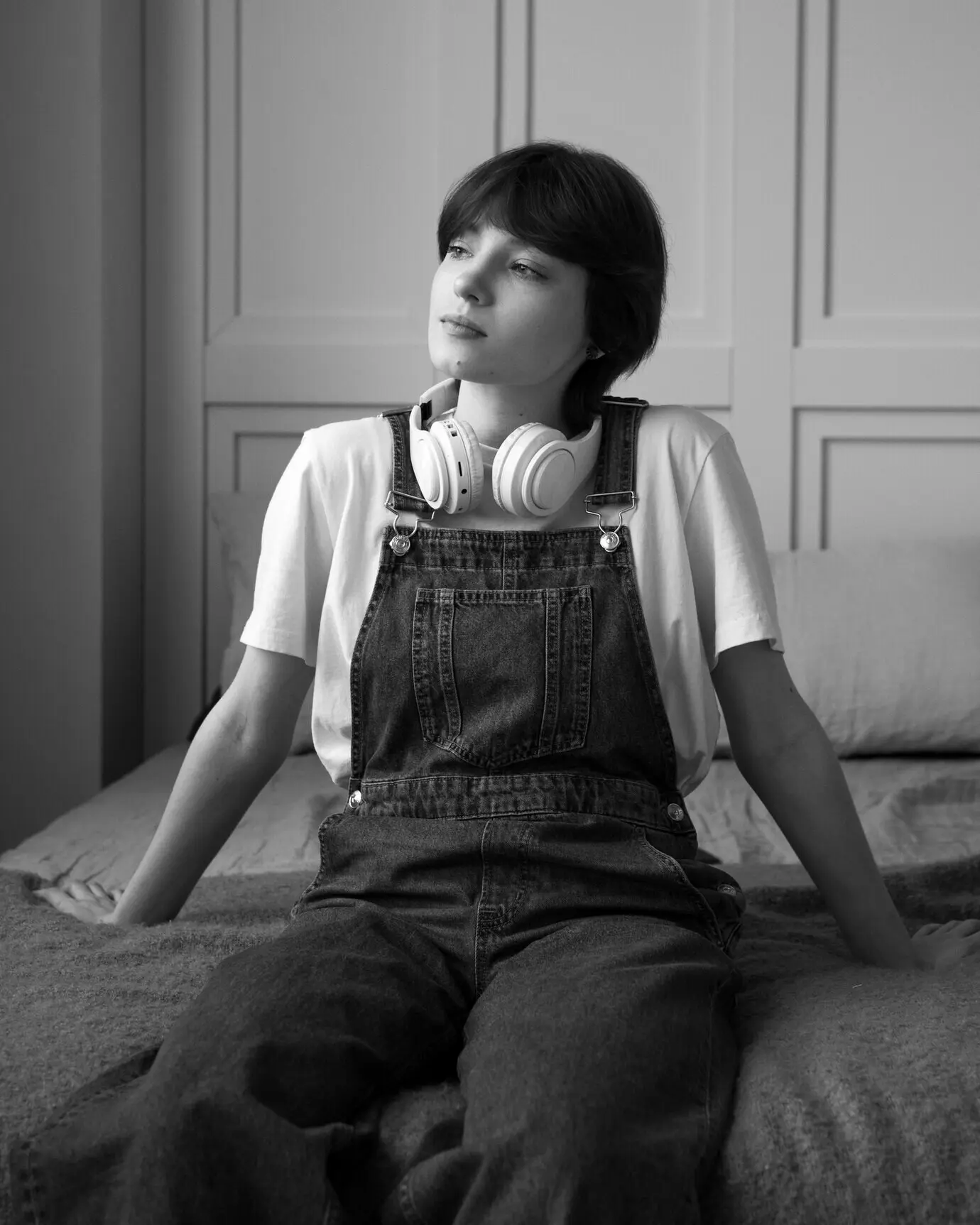 Mittlere Aufnahme einer Frau mit Kopfhörern